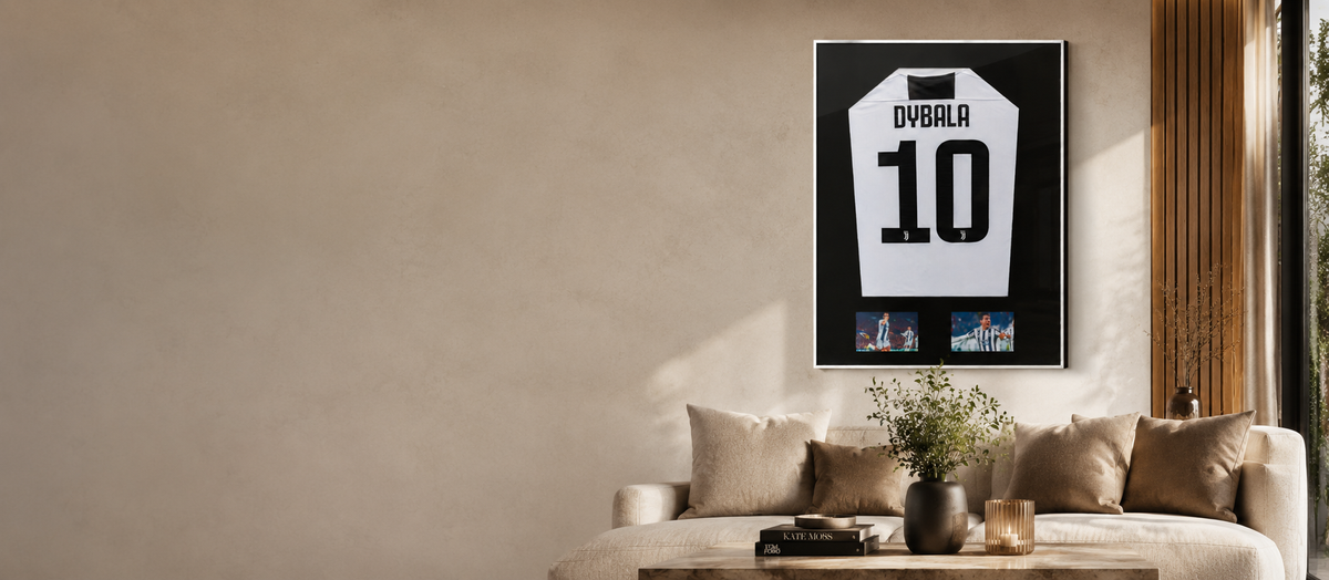 Professioneel ingelijst voetbalshirt aan de muur